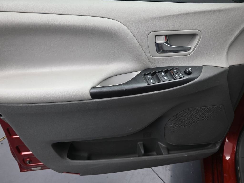 2020 Toyota Sienna LE Auto Access Seat