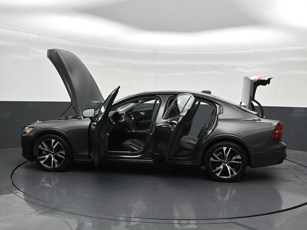 2024 Volvo S60 Core Dark Theme