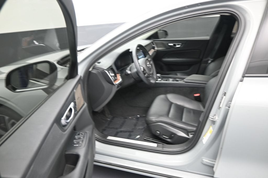 2024 Volvo S60 Plus Dark Theme