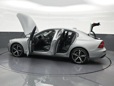 2024 Volvo S60 Plus Dark Theme