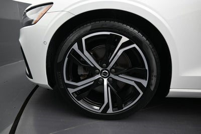 2024 Volvo S60 Plus Dark Theme