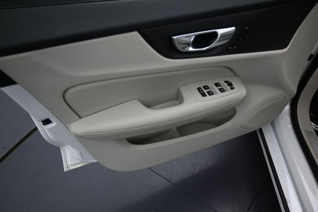 2024 Volvo S60 Plus Dark Theme