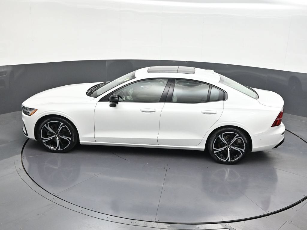 2024 Volvo S60 Plus Dark Theme