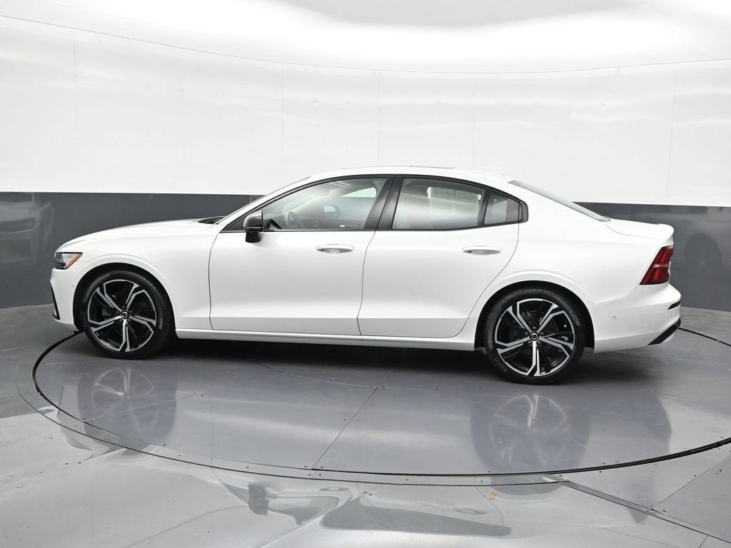 2024 Volvo S60 Plus Dark Theme