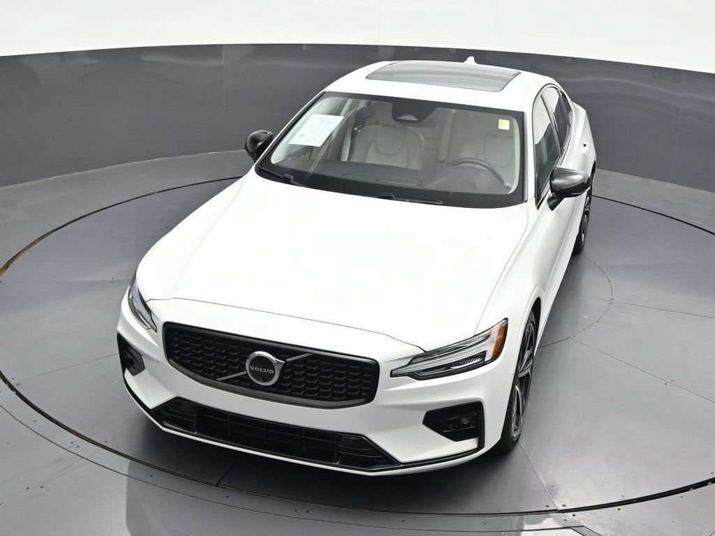 2024 Volvo S60 Plus Dark Theme