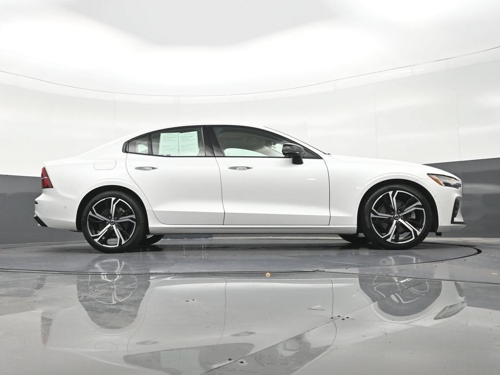 2024 Volvo S60 Plus Dark Theme
