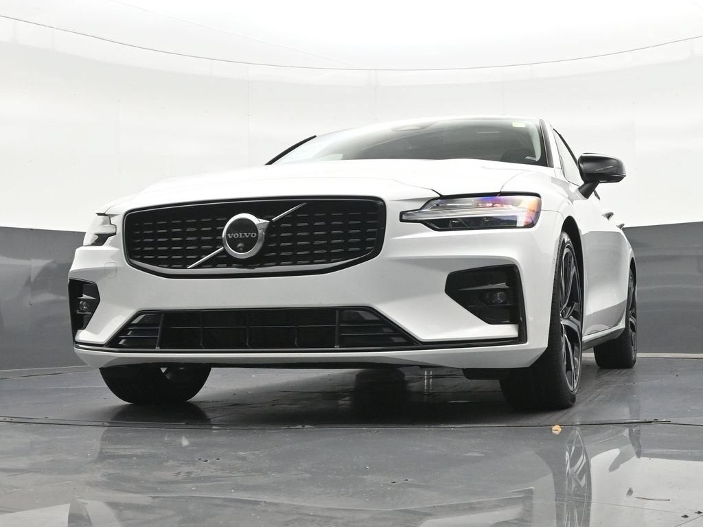 2024 Volvo S60 Plus Dark Theme