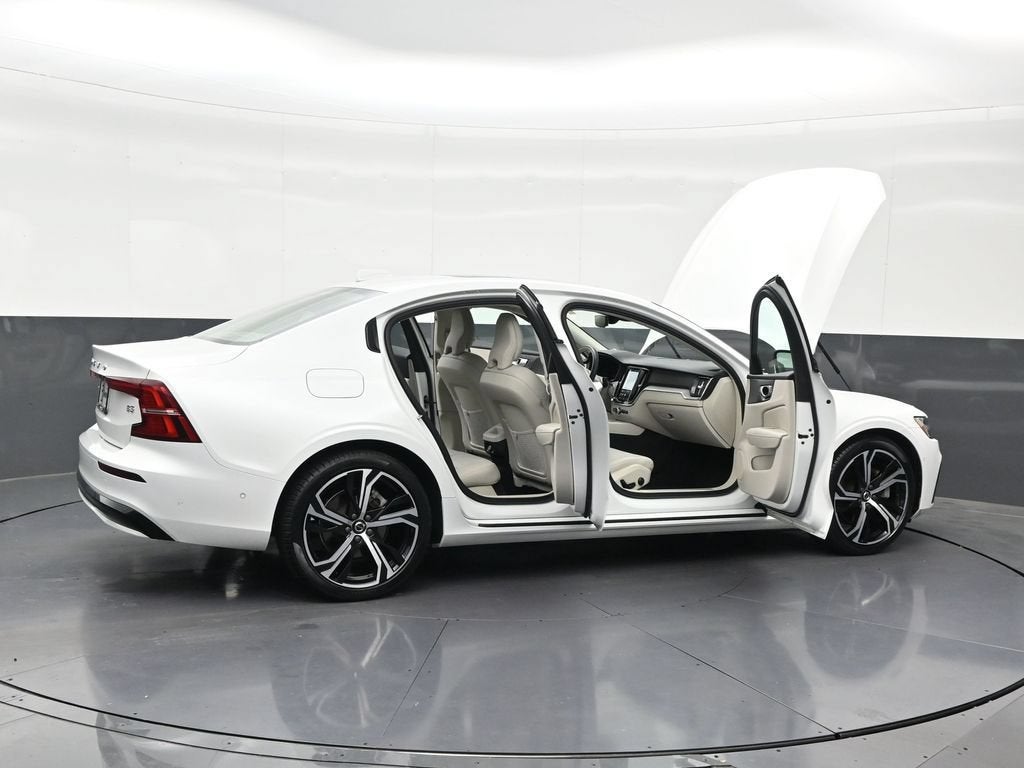 2024 Volvo S60 Plus Dark Theme