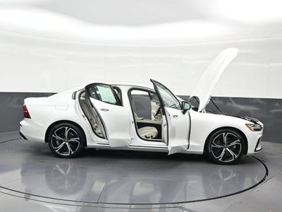 2024 Volvo S60 Plus Dark Theme