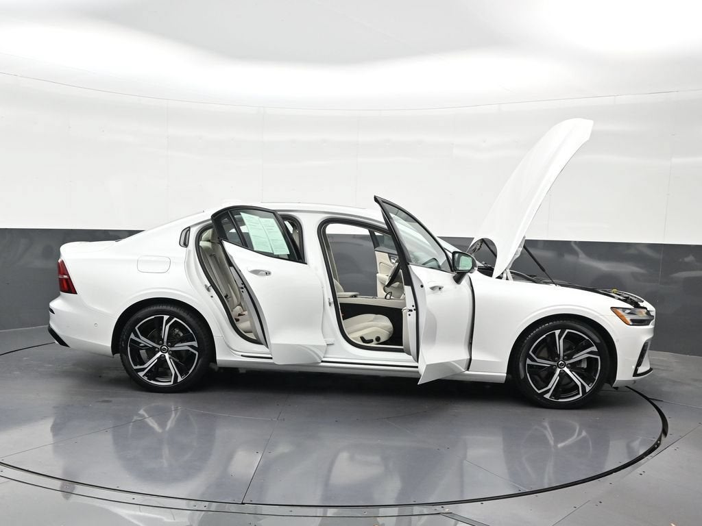 2024 Volvo S60 Plus Dark Theme