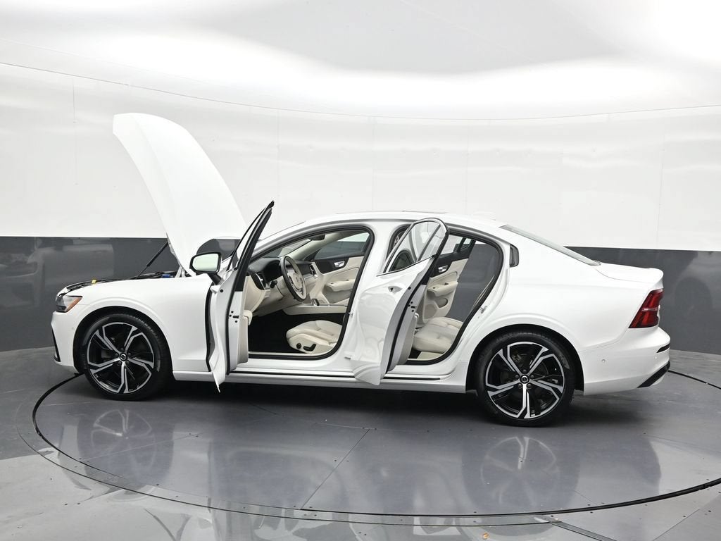 2024 Volvo S60 Plus Dark Theme