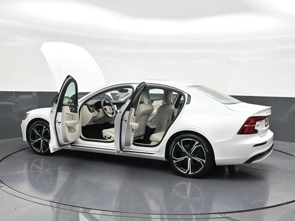 2024 Volvo S60 Plus Dark Theme