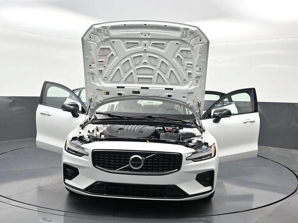 2024 Volvo S60 Plus Dark Theme