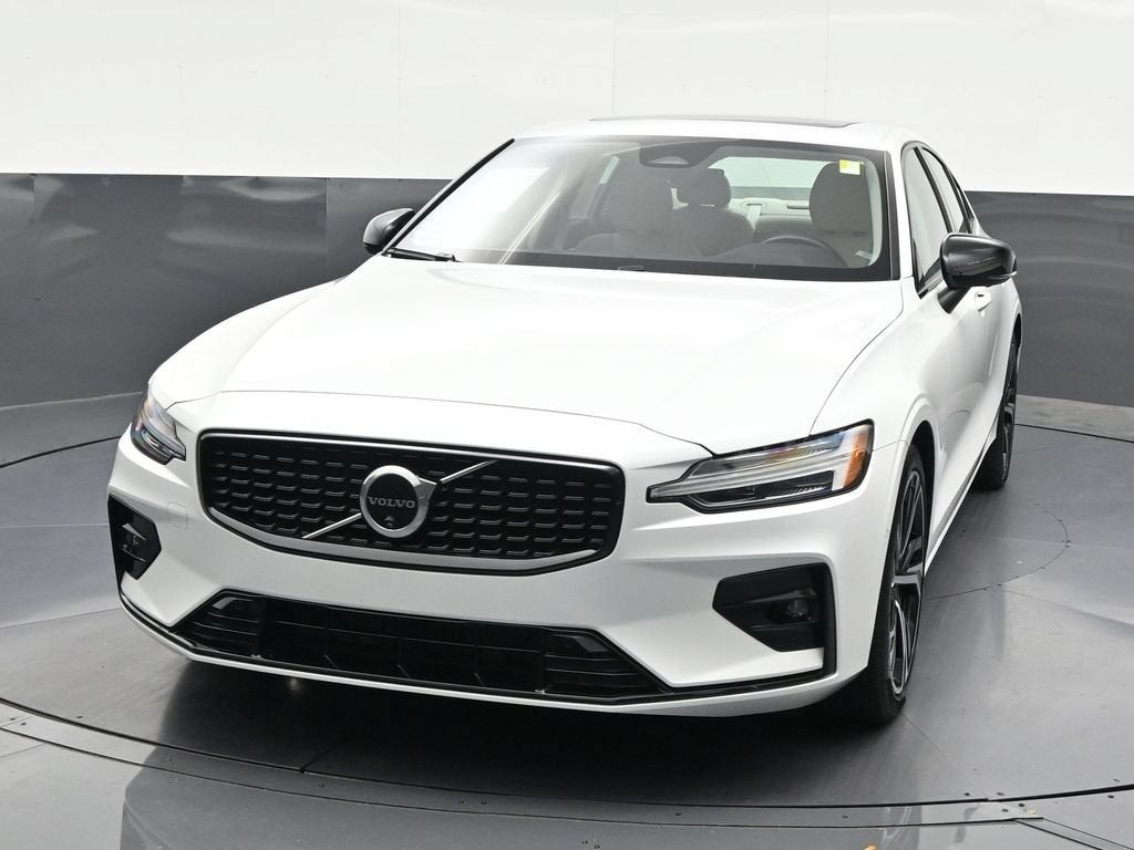 2024 Volvo S60 Plus Dark Theme