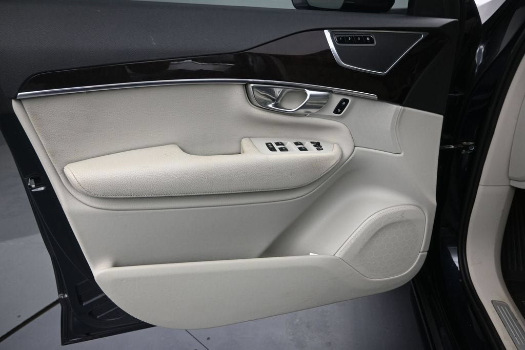 2017 Volvo XC90 T6 Momentum