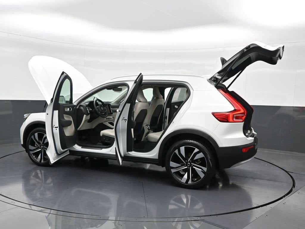 2023 Volvo XC40 Plus Bright Theme