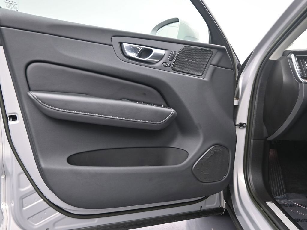 2023 Volvo XC60 Ultimate Bright Theme