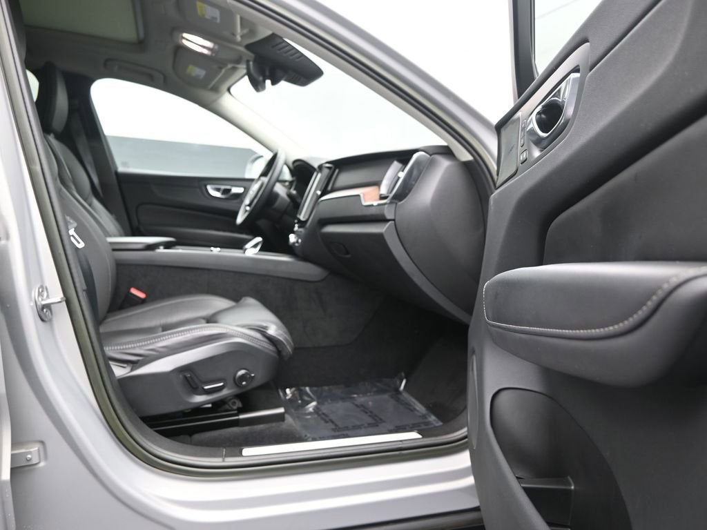 2023 Volvo XC60 Ultimate Bright Theme