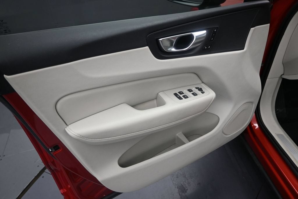 2024 Volvo XC60 B5 Core Dark Theme