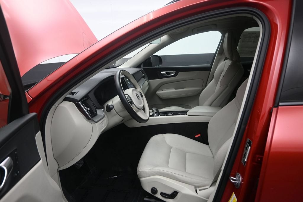 2024 Volvo XC60 B5 Core Dark Theme