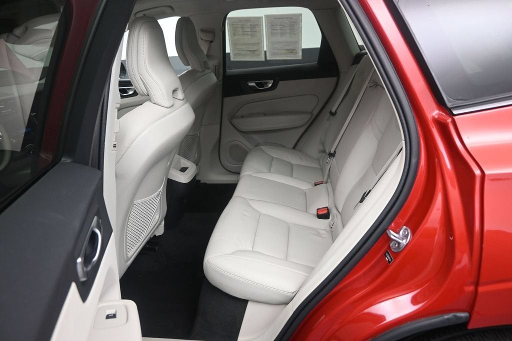 2024 Volvo XC60 B5 Core Dark Theme