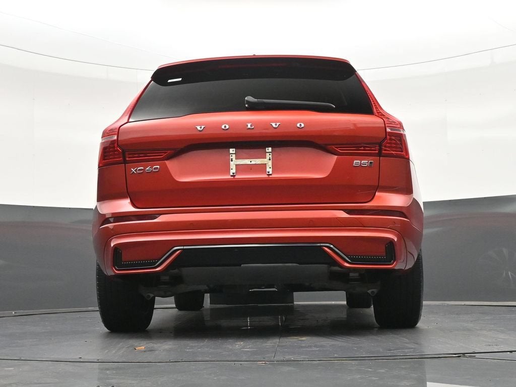 2024 Volvo XC60 B5 Core Dark Theme