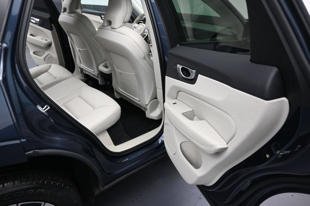 2024 Volvo XC60 Core Dark Theme