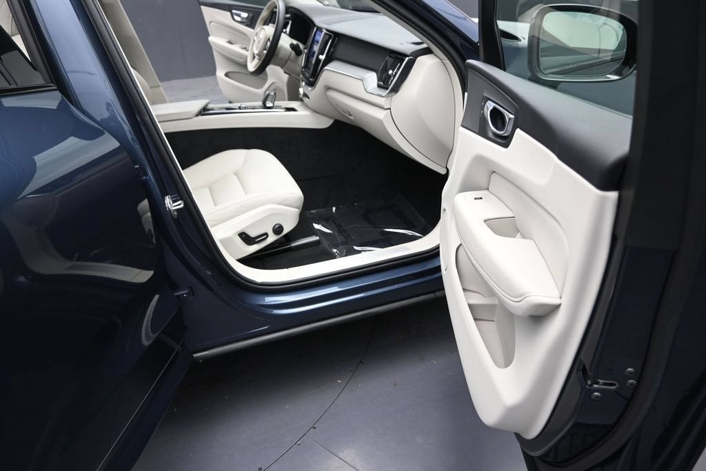 2024 Volvo XC60 Core Dark Theme