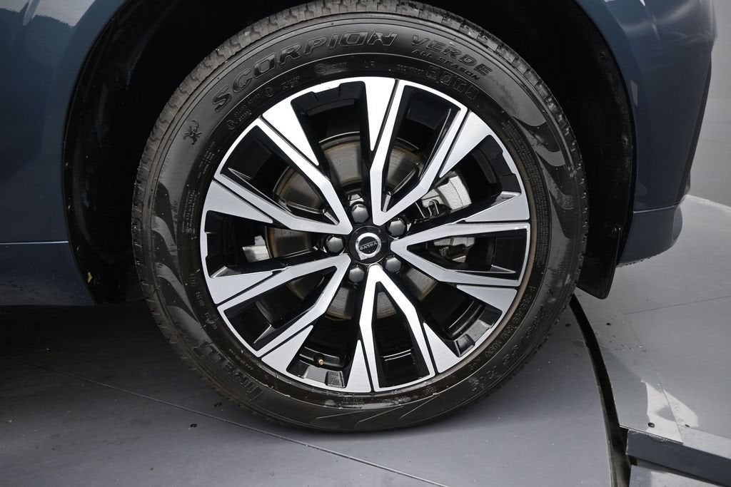 2024 Volvo XC60 Core Dark Theme