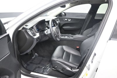 2024 Volvo XC60 B5 Core Dark Theme