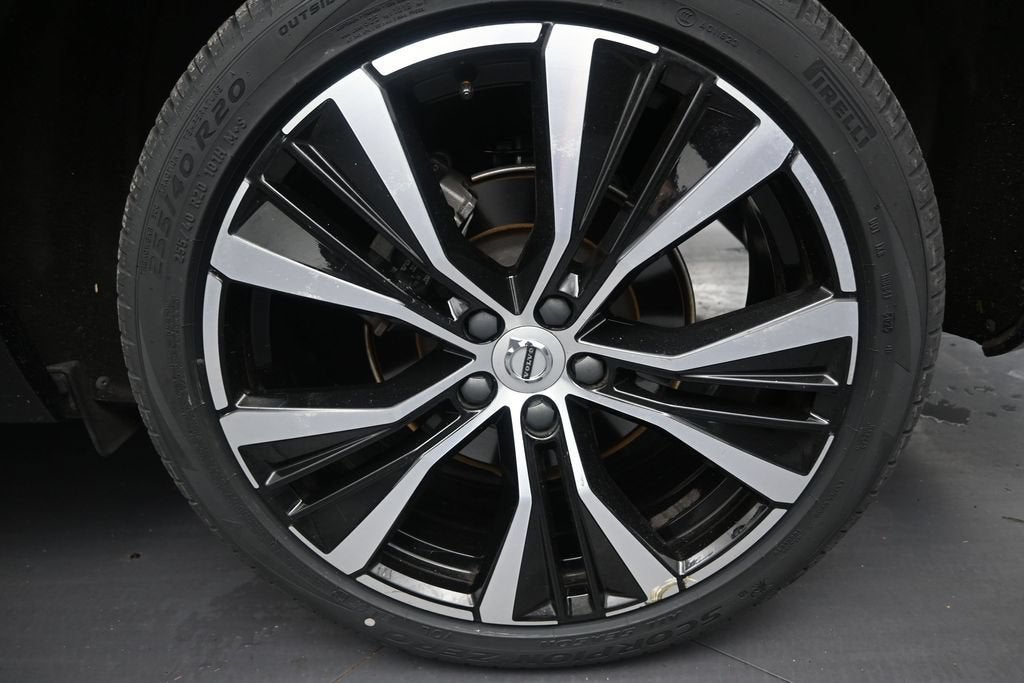 2024 Volvo XC60 Plus Dark Theme