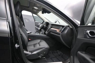 2024 Volvo XC60 Plus Dark Theme