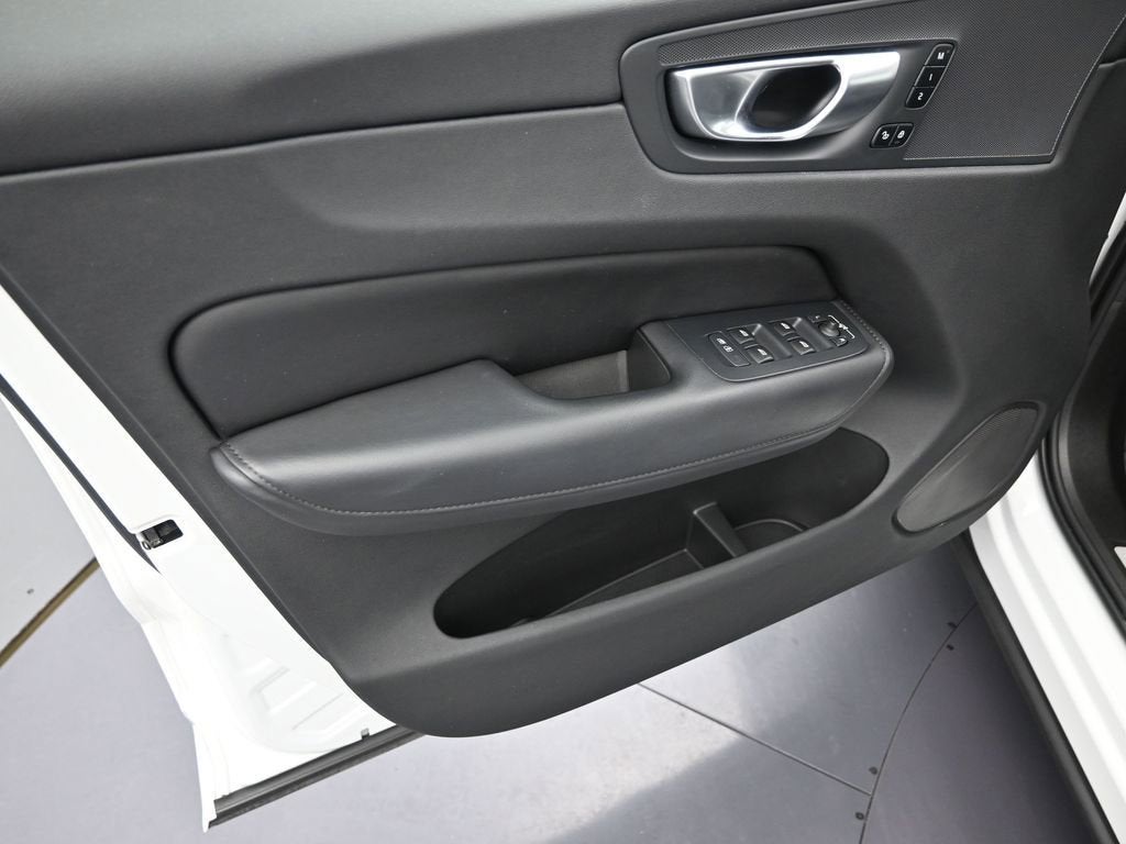 2024 Volvo XC60 Plus Dark Theme