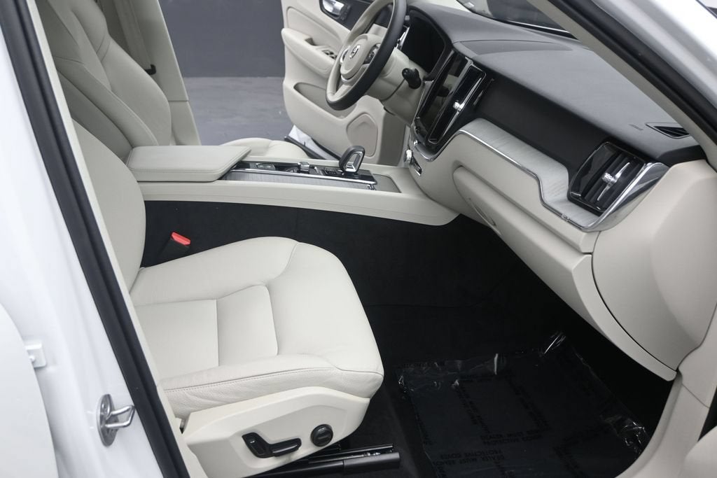 2024 Volvo XC60 B5 Plus Dark Theme