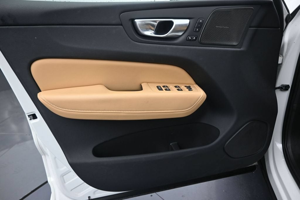 2024 Volvo XC60 B5 Ultimate Dark Theme