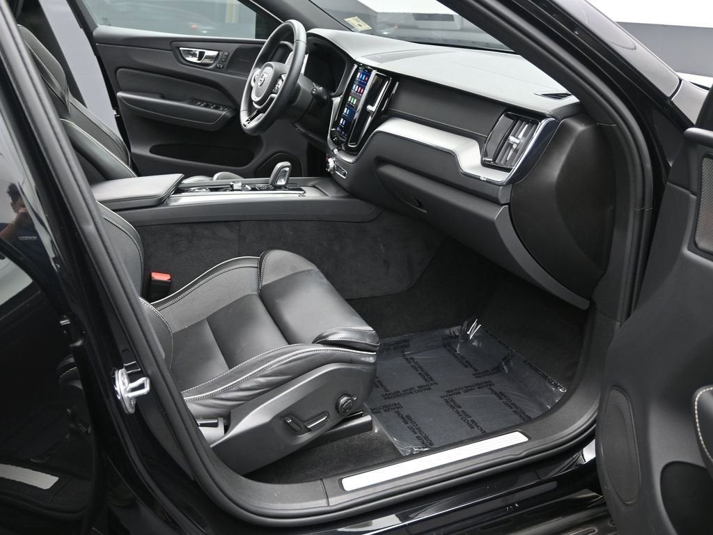 2022 Volvo XC60 R-Design