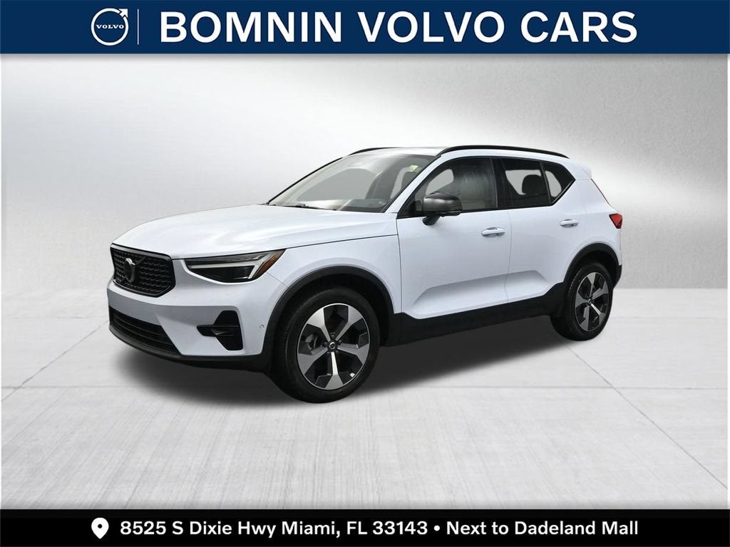 2024 Volvo XC40 Plus Dark Theme