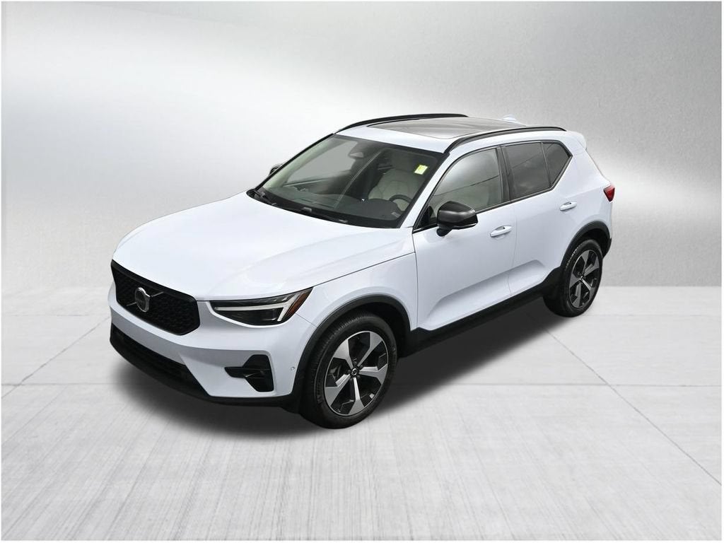 2024 Volvo XC40 Plus Dark Theme