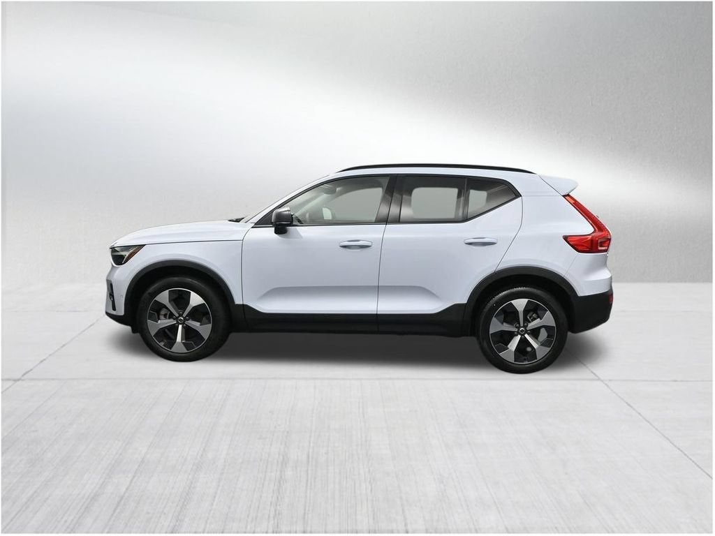 2024 Volvo XC40 Plus Dark Theme