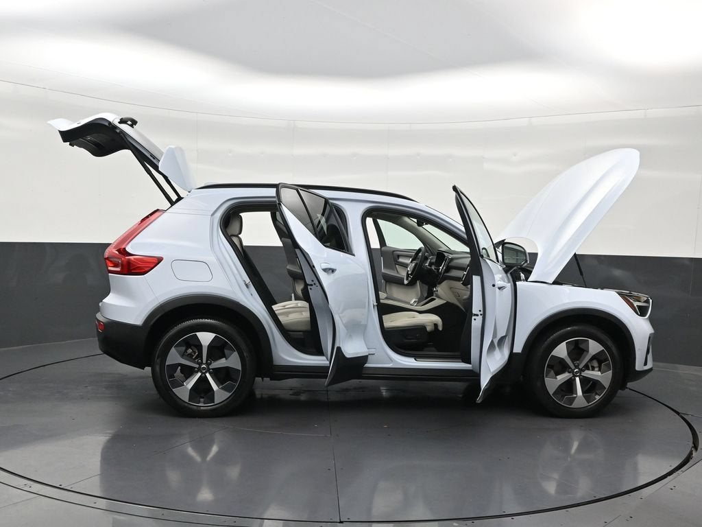 2024 Volvo XC40 Plus Dark Theme