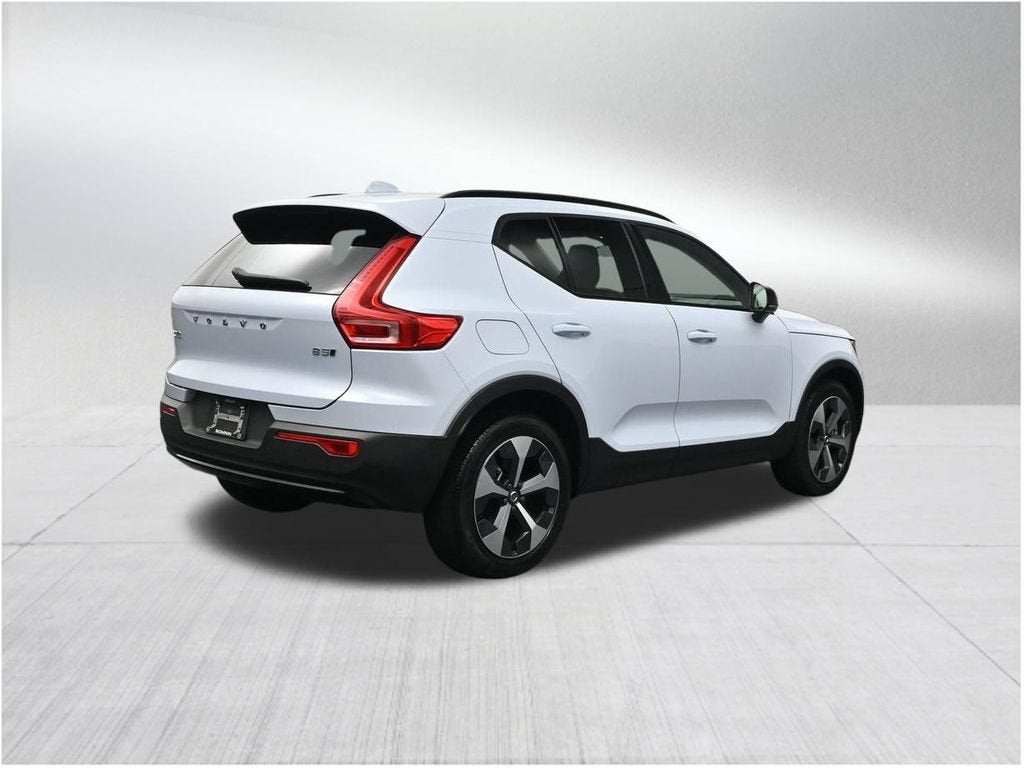 2024 Volvo XC40 Plus Dark Theme