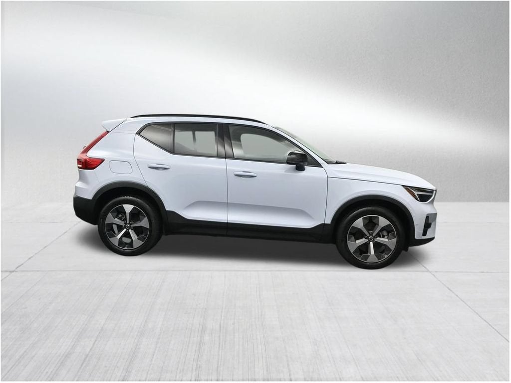 2024 Volvo XC40 Plus Dark Theme