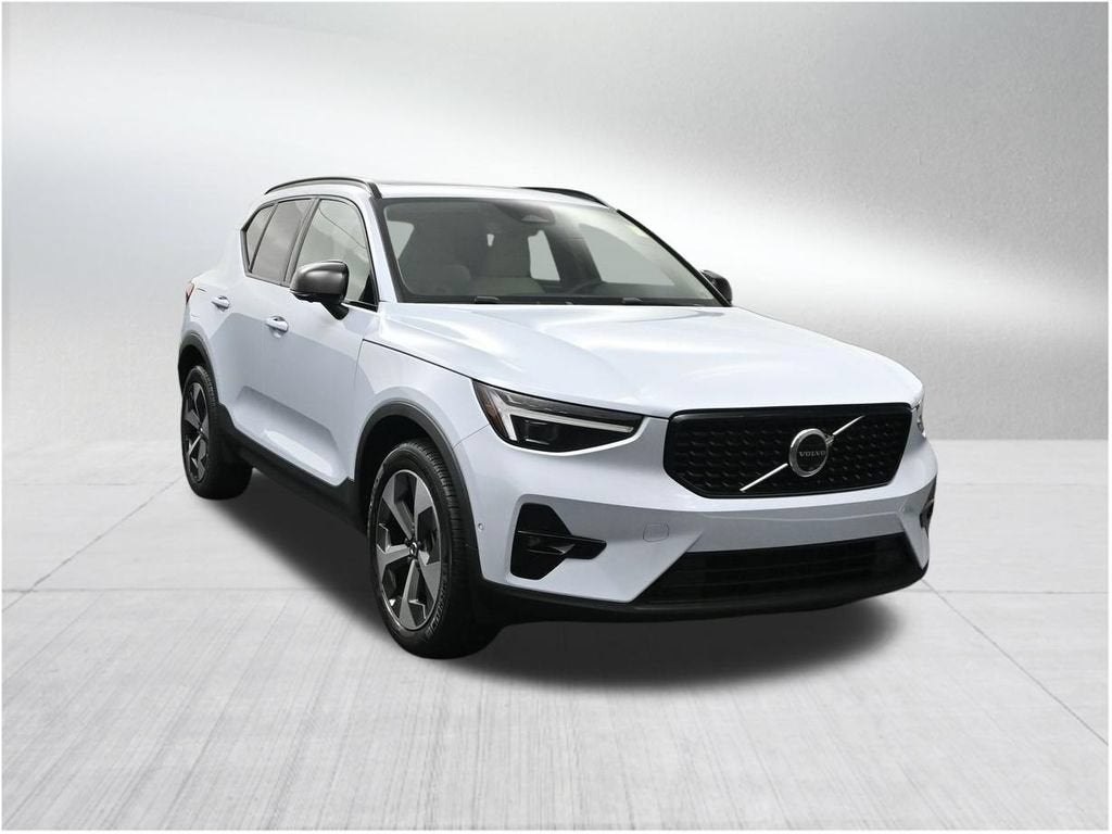 2024 Volvo XC40 Plus Dark Theme