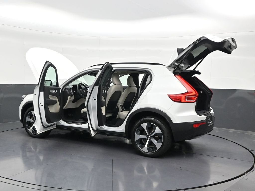 2024 Volvo XC40 Plus Dark Theme