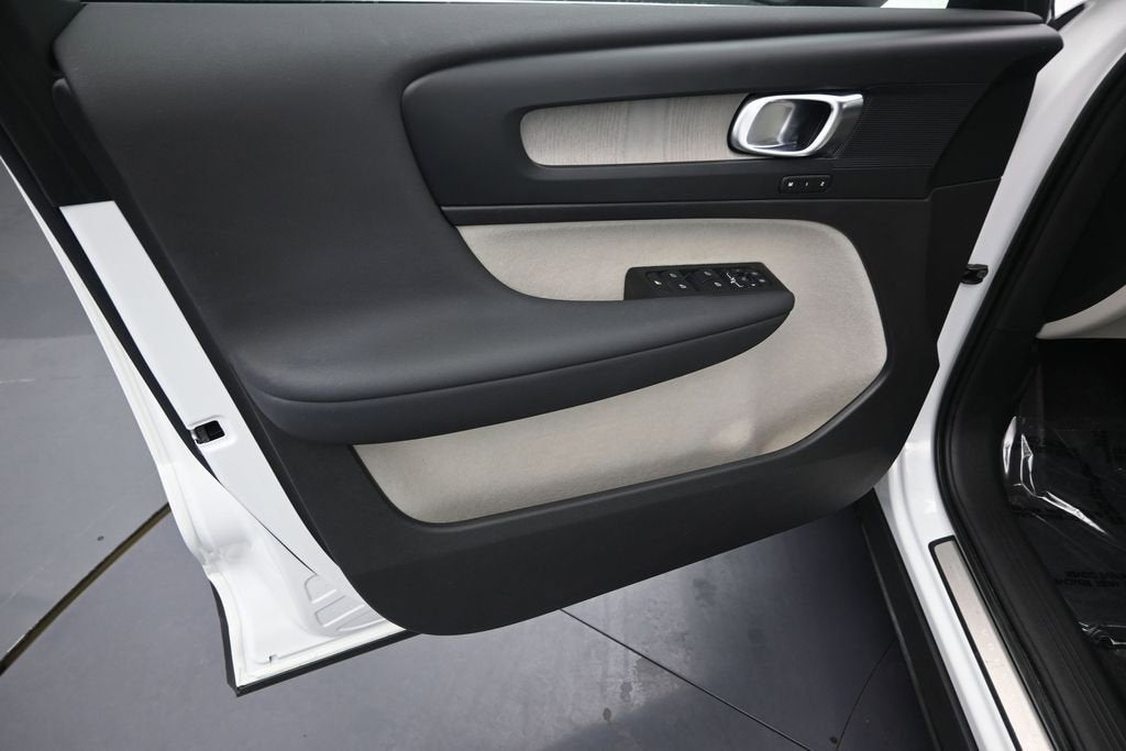 2023 Volvo XC40 Plus Bright Theme
