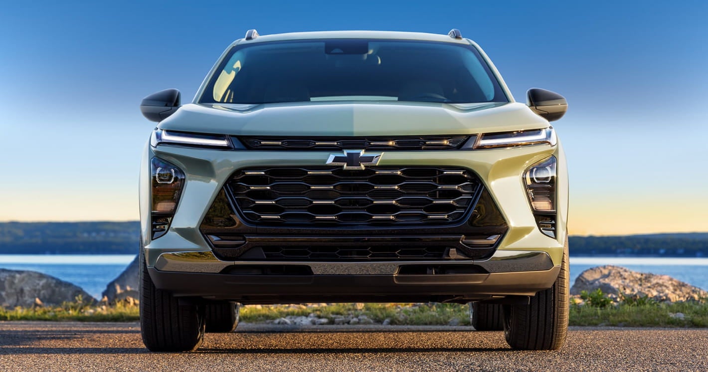 Front view of the Chevrolet Trax showcasing its bold grille and LED lighting.